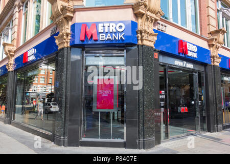 Metro Bank, Tottenham Court Road branch, London, Regno Unito Foto Stock