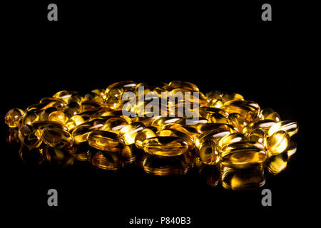Il livello degli occhi close up di pillole di colore giallo Foto Stock