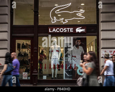 Belgrado, Serbia - luglio 8, 2018: il Logo di Lacoste nel loro negozio principale per Belgrado. Lacoste è un francese di società di abbigliamento, vendita di abbigliamento, calzature, e Foto Stock