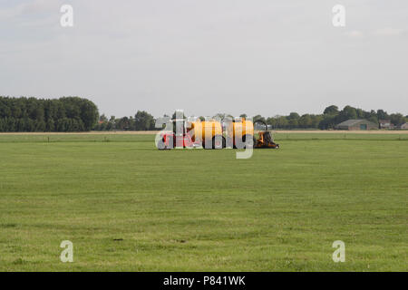 Gierwagen in terra agrarisch; Agricoltura Foto Stock