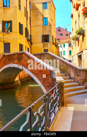 Vista veneziano con il vecchio piccolo arco ponte sul Canal, Venezia, Italia Foto Stock