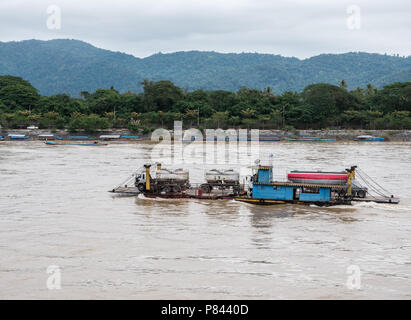 Betoniera carrello sul traghetto per attraversare il grande fiume,nord della Thailandia. Foto Stock