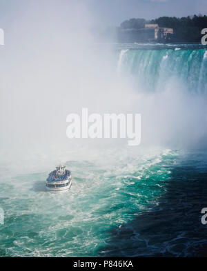 La Domestica della Foschia nella parte anteriore del ferro di cavallo cade, Niagara Falls, Canada su un cielo blu chiaro giorno Foto Stock