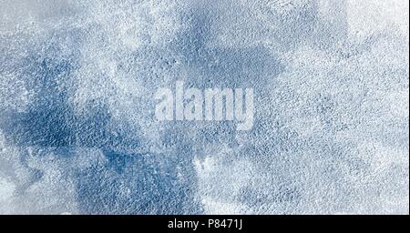 Blue lavato VERNICIATO TESTURIZZATO sfondo astratto con pennellate di bianco e sfumature di blu. Luce astratta pittura colorata arte sfondi. Dipinte a mano e texture. Foto Stock