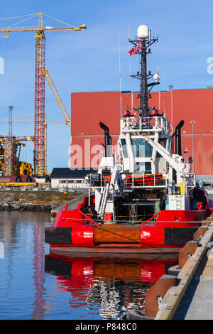 Barca OSV, offshore recipiente di alimentazione sta ormeggiata nel porto di Verdal, Norvegia Foto Stock