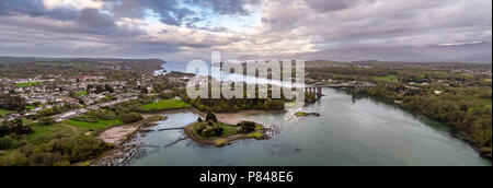 Vista aerea di Telford di sospensione ponte attraverso il Menai Starights - Galles, UK. Foto Stock