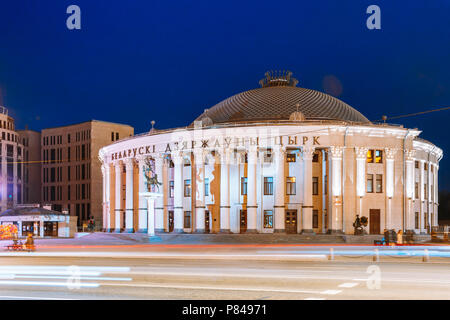 Edificio di Stato bielorusso Circus sul Viale Indipendenza a Minsk, in Bielorussia. L'illuminazione notturna. Famoso punto di riferimento. Architettura sovietica Foto Stock