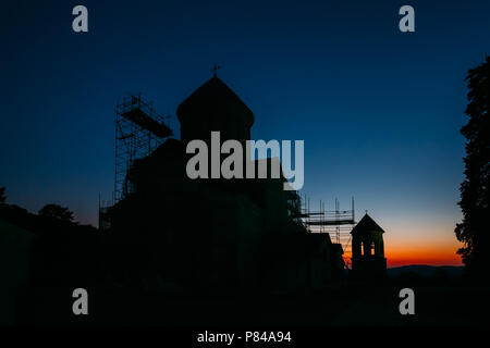 Kutaisi, Georgia. Silhouette della Cattedrale della Natività della Madonna sul territorio del Monastero di Gelati in serata. Foto Stock