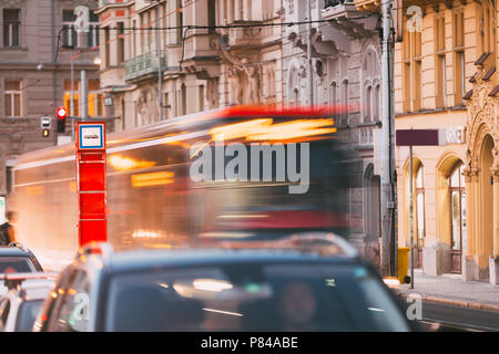 Praga, Repubblica Ceca. Una lunga esposizione del sentiero di luce dal pubblico moderno tram in movimento su Masarkovo Nabr Street. Traffico di sera nella capitale ceca. Foto Stock