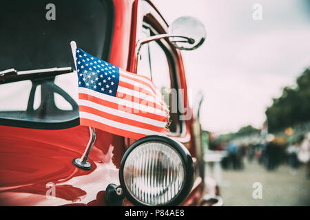 Chiudi vista laterale del rosso carrello di prelievo con una piccola bandiera americana sventolare. Foto Stock