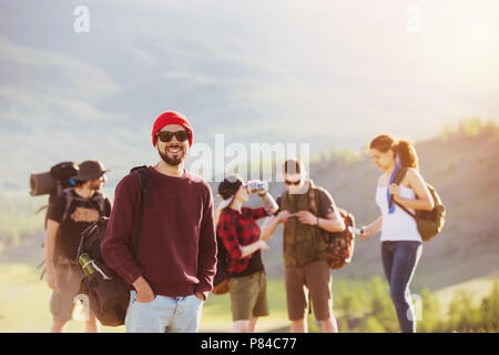 Amici di viaggio montagna trekking all'aperto Foto Stock