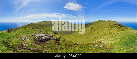 360° vista panoramica dalla cima del bordo del cratere su Corvo Island (Ilha do Corvo), Azzorre, Portogallo Foto Stock