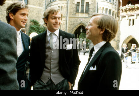 Gäste bei der Hochzeit von Erbprinz Ernst August von Hannover mit Chantal Hochuli auf Schloß Marienburg bei Hannover, Deutschland 1981. Valutazione delle nozze di erede al trono Ernst August von Hannover con Chantal Hochuli al Castello di Marienburg vicino Hannover, Germania 1981. Foto Stock