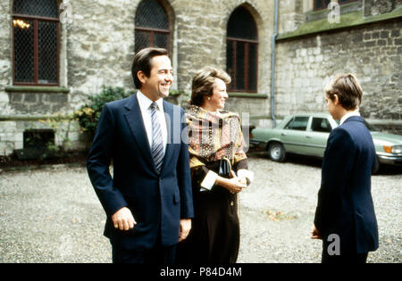 Gäste bei der Hochzeit von Erbprinz Ernst August von Hannover mit Chantal Hochuli auf Schloß Marienburg bei Hannover, Deutschland 1981. Valutazione delle nozze di erede al trono Ernst August von Hannover con Chantal Hochuli al Castello di Marienburg vicino Hannover, Germania 1981. Foto Stock