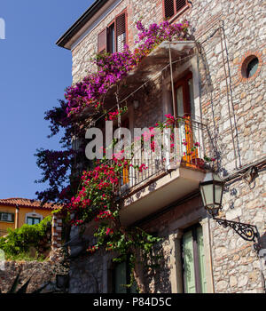 Balcone a Taormina, Sicilia, Italia. Foto Stock