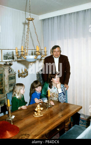 Moderatorin Petra Schürmann und Partner Gerhard Freund mit Tochter Alexandra (links) und Freundin in München, Deutschland 1974. Il presentatore TV Petra Schuermann e partner Gerhard Freund con la figlia Alexandra (sinistra) e fidanzata a Monaco di Baviera, Germania 1974. Foto Stock