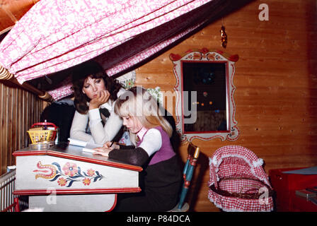 Moderatorin Petra Schürmann und Tochter Alexandra Freund zuhause in München, Deutschland 1974. Il presentatore TV Petra Schuermann con sua figlia Alexandra a casa a Monaco di Baviera, Germania 1974. Foto Stock