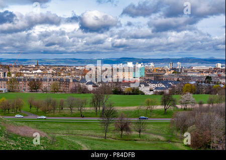 Vista della città di Edimburgo verso la zona costiera del mare del Nord da Arthur' Seat, il punto più alto di Edimburgo si trova a Holyrood Park, Scotland, Regno Unito Foto Stock