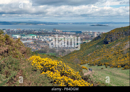 Vista della città di Edimburgo verso la zona costiera del mare del Nord da Arthur' Seat, il punto più alto di Edimburgo si trova a Holyrood Park, Scotland, Regno Unito Foto Stock