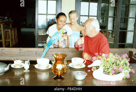 Schauspieler Curd Jürgens mit Ehefrau Margie und Tochter Miriam Sommerurlaub im a Saint Paul de Vence, Frankreich 1978. Attore Juergens cagliata con sua moglie Margie e figlia Miriam in vacanza estiva a Saint Paul de Vence, Francia 1978. Foto Stock