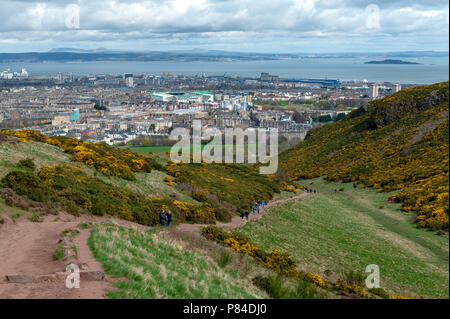 Vista della città di Edimburgo verso la zona costiera del mare del Nord da Arthur' Seat, il punto più alto di Edimburgo si trova a Holyrood Park, Scotland, Regno Unito Foto Stock