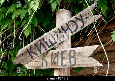 Segno con le frecce del paese le direzioni - Chisinau, Kiev Foto Stock