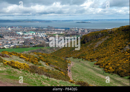 Vista della città di Edimburgo verso la zona costiera del mare del Nord da Arthur' Seat, il punto più alto di Edimburgo si trova a Holyrood Park, Scotland, Regno Unito Foto Stock