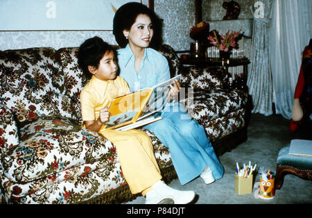 Al Ratna Sari Dewi Sukarno mit Tochter Kartika Carina, Frankreich 1970er Jahre. Al Ratna Sari Dewi Sukarno con la figlia Kartika carina, la Francia degli anni settanta. Foto Stock