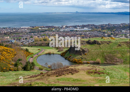 Vista della città di Edimburgo verso la zona costiera del mare del Nord da Arthur' Seat, il punto più alto di Edimburgo si trova a Holyrood Park, Scotland, Regno Unito Foto Stock