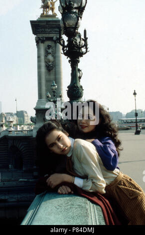 Al Ratna Sari Dewi Sukarno mit Tochter Kartika Carina a Parigi, Frankreich 1980er Jahre. Al Ratna Sari Dewi Sukarno con la figlia Kartika Carina a Parigi, la Francia degli anni ottanta. Foto Stock