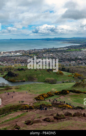 Vista della città di Edimburgo verso la zona costiera del mare del Nord da Arthur' Seat, il punto più alto di Edimburgo si trova a Holyrood Park, Scotland, Regno Unito Foto Stock