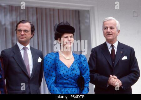 Das schwedische Königspaar in Deutschland: (v. l.) König Carl XVI. Gustaf, Königin Silvia, Richard von Weizsäcker, Deutschland 1986. Royals svedese di visitare la Germania: (l a r) Re Carl XVI Gustaf, Regina Silvia, Richard von Weizsaecker, Germania 1986. Foto Stock