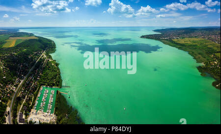 Balatonfuzfo, Ungheria - antenna panoramiche dello skyline della Fuzfoi-oboi. Questa visualizzazione include Balatonfuzfo, Balatonalmadi, Balatonkenese e yacht di mari Foto Stock