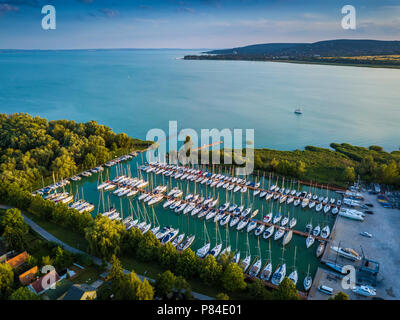 Balatonfuzfo, Ungheria - Yacht Marina a Balatonfuzfo al tramonto con belle acque turchesi. Balatonalmadi a sfondo Foto Stock