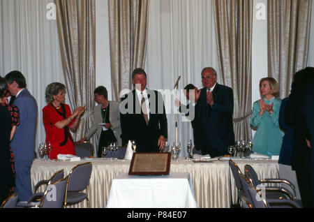 Hannelore Kohl, Hillary und Bill Clinton und Bundeskanzler Helmut Kohlvor einer Rede beim Besuch von US-Präsident Bill Clinton im Gästehaus auf dem Petersberg bei Bonn, Deutschland 1994. Hannelore Kohl, Hillary e Bill Clinton e il cancelliere tedesco Helmut Kohl prima di consegnare un discorso in occasione della visita di noi presiden Bill Clinton a Gaestehaus Petersberg a Bonn, Germania 1994. Foto Stock