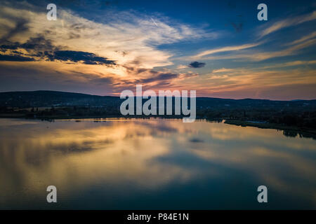 Balatonfuzfo, Ungheria - Aerial vista al tramonto del Balatonfuzfo shot al di sopra del lago di Balaton Foto Stock