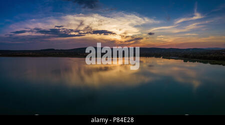 Balatonfuzfo, Ungheria - bellissimo tramonto panoramico con riflessione a Fuzfoi-oboi prese al di sopra del lago di Balaton Foto Stock