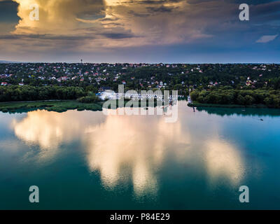 Balatonfuzfo, Ungheria - Vista aerea di Balatonfuzfo yacht marina al tramonto con belle le nuvole e la riflessione sul Lago Balaton Foto Stock
