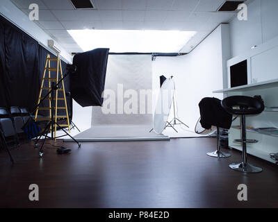 Moderno studio fotografico interno con Attrezzatura luminotecnica professionale Foto Stock