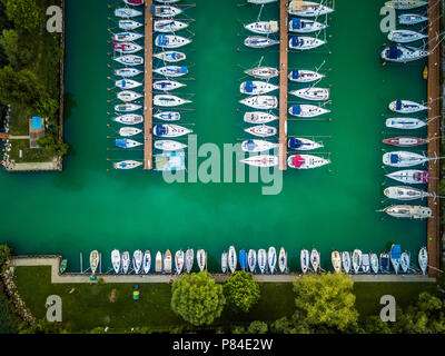 Balatonfuzfo, Ungheria - Yacht Marina a Balatonfuzfo dal Lago Balaton dal di sopra Foto Stock
