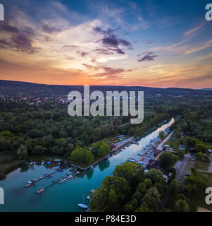 Balatonfuzfo, Ungheria - Yacht Marina con un bellissimo tramonto a Balatonfuzfo Foto Stock