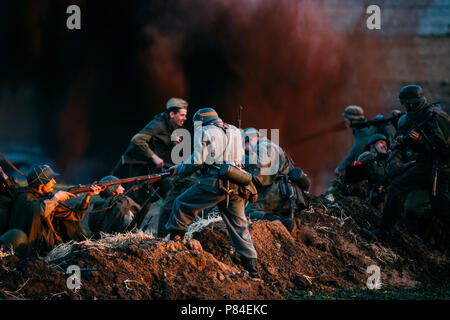 Mogilev, Bielorussia - Maggio 08, 2015: Re-enactors vestito come il tedesco della Wehrmacht soldati di fanteria e Russo soldati sovietici II Guerra Mondiale riprodurre una scena di circa Foto Stock