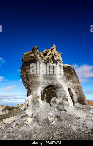 Verticale interessanti formazioni geologiche di eroso marrone, bianco e blue Hills cercando come grotte a Lanzarote, Isole Canarie, Spagna. Questa posizione i Foto Stock