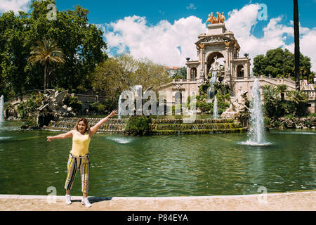 Barcellona, Spagna - 13 Maggio 2018: giovane donna felice che posano per una foto vicino Parco della Cittadella nella giornata di sole. Foto Stock