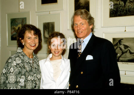 Anton Wolfgang Graf von Faber-Castell mit Ehefrau Maria und Tochter Katharina Elisabeth in Stein bei Nürnberg, Deutschland 1995. Anton Wolfgang conte di Faber Castell con la moglie Maria e la figlia Katharina Elisabeth a Stein vicino a Norimberga, Germania 1995. Foto Stock