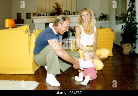 Bea von Auersperg österreichische Modeschöpferin, mit Ehemann Alfred Alfi in Marbella, Spanien 1983. Bea von Auersperg, austriaca degno a Marbella con mio marito Alfred alfi, Spagna 1983. Foto Stock