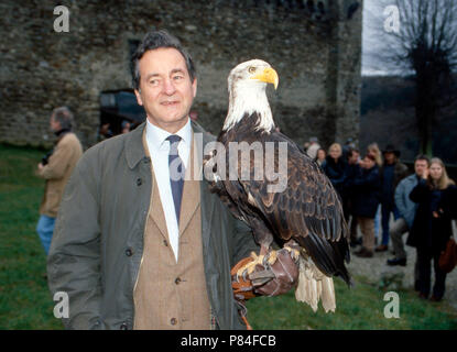 Alexander Fürst zu Sayn-Wittgenstein-Sayn hält einen Weißkopfseeadler auf dem in braccio a Bendorf, Deutschland 2003. Alexander principe di Sayn Wittgenstein Sayn tenendo un aquila calva a a Bendorf, Germania 2003. Foto Stock