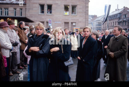 Michaela Rosemeyer Gräfin zu Castell-Rüdenhausen (links) bei der Hochzeit von Anton Wolfgang Graf von Faber-Castell in Stein bei Nürnberg, Deutschland 1987. Michaela Rosemeyer Gräfin zu Castell-Ruedenhausen (sinistra) al matrimonio di Anton Wolfgang conte von Faber Castell in Stein vicino a Nuremberg, Germania 1987. Foto Stock