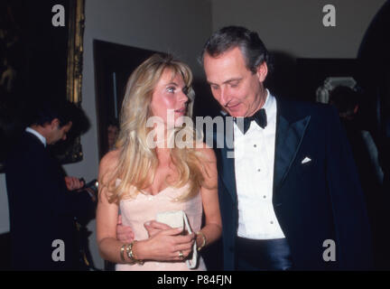 Michaela Rosemeyer Gräfin zu Castell-Rüdenhausen und Eduard von Anhalt bei der Hochzeit von Anton Wolfgang Graf von Faber-Castell in Stein bei Nürnberg, Deutschland 1987. Michaela Rosemeyer Contessa zu Castell-Ruedenhausen e Eduard von Anhalt al matrimonio di Anton Wolfgang conte von Faber Castell in Stein vicino a Nuremberg, Germania 1987. Foto Stock