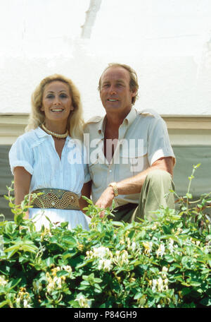 Bea von Auersperg mit Ehemann Alfred Alfi in Marbella, Spanien 1983. Bea von Auersperg con suo marito Alfred Alfi a Marbella, Spagna 1983. Foto Stock
